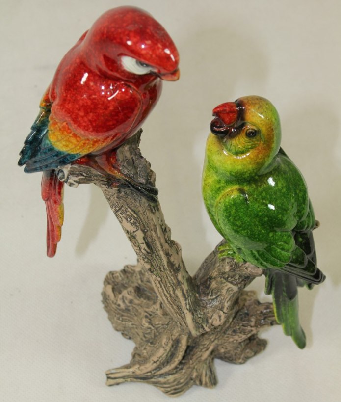 Figurka Papugi na drzewie konarze